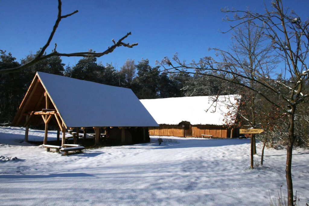 Foto W. Florstedt: Das tiefverschneite Steinzeitdorf, Februar 2021